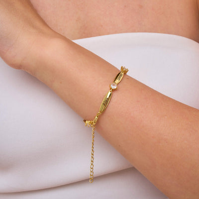 سوار بأشرطة محفورة وكريستالات مخصص بالاسم