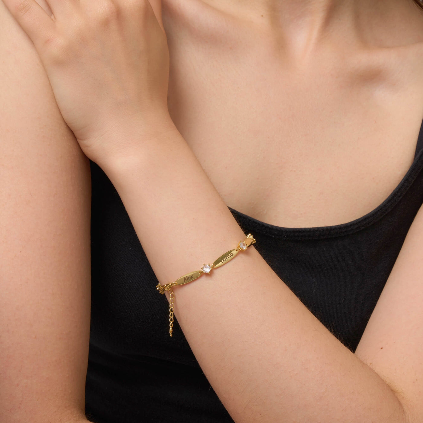 سوار بأشرطة محفورة وكريستالات مخصص بالاسم