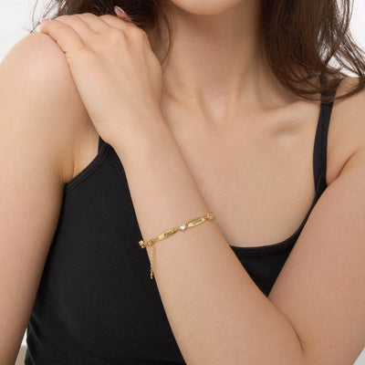 سوار بأشرطة محفورة وكريستالات مخصص بالاسم