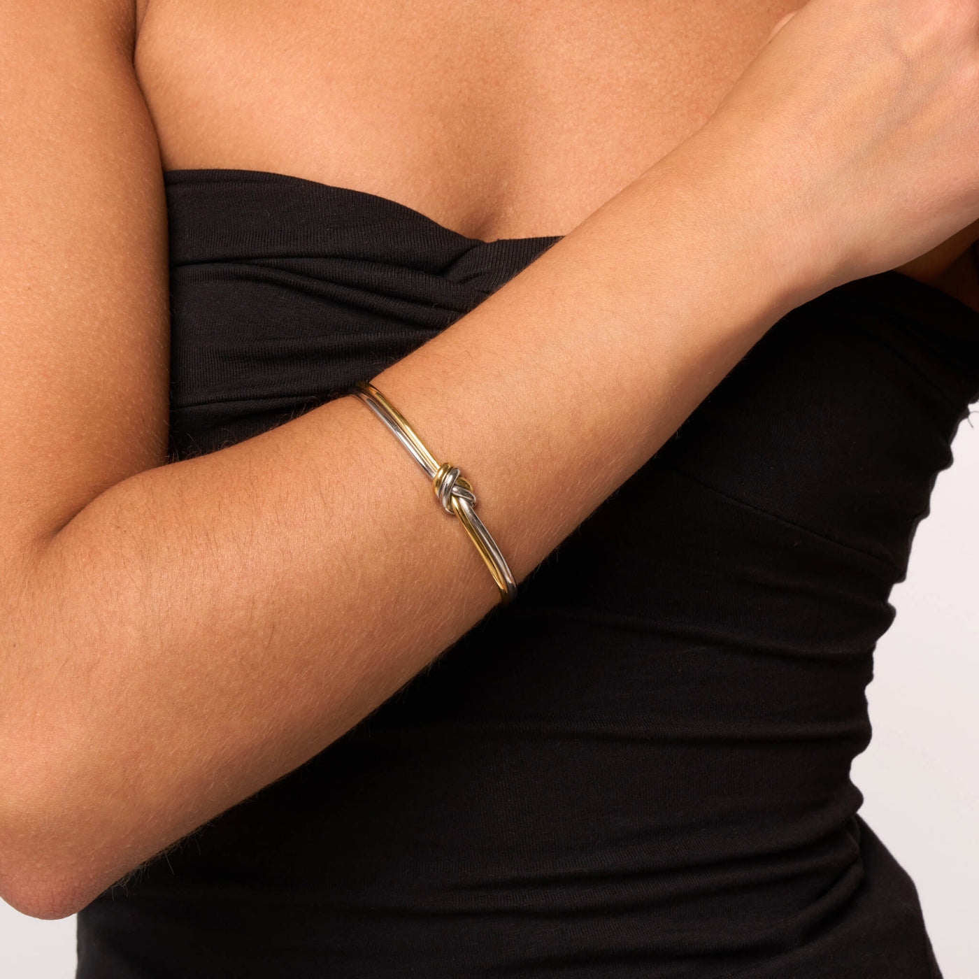 Brazalete rígido con nudo